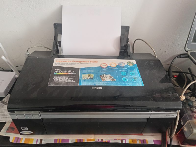 ​Impresora Epson R290 de Inyección de Tinta 6 Colores con Sistema de Tinta (Usada)