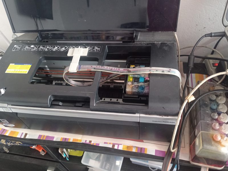 ​Impresora Epson R290 de Inyección de Tinta 6 Colores con Sistema de Tinta (Usada)